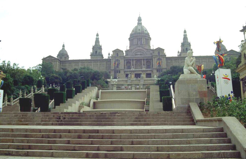 Palazzo Nazionale di Montjuic con le sue fontane luminose di notte