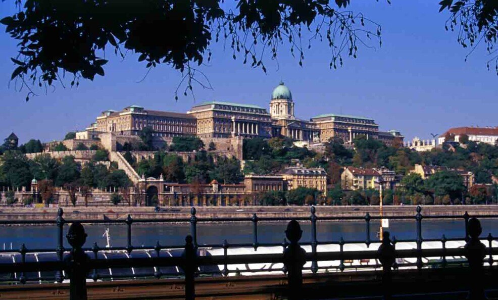 oltre il fiume Danubio si erge il Palazzo Reale di Budapest.