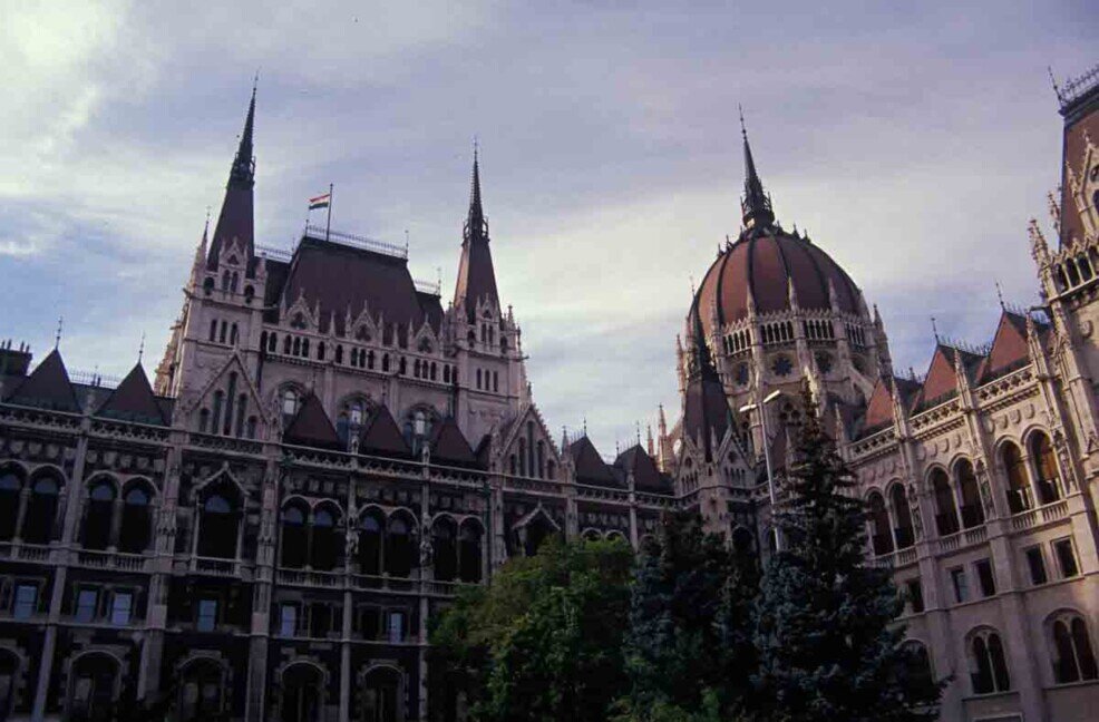 Il Parlamento di Budapest, un vasto e magnifico edificio che domina il paesaggio urbano della capitale ungherese.