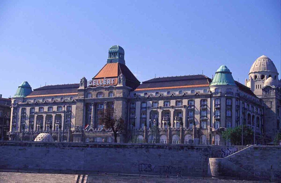 Grande edificio chiamato Hotel Gellert sede di famosi bagni termali con acque curative.