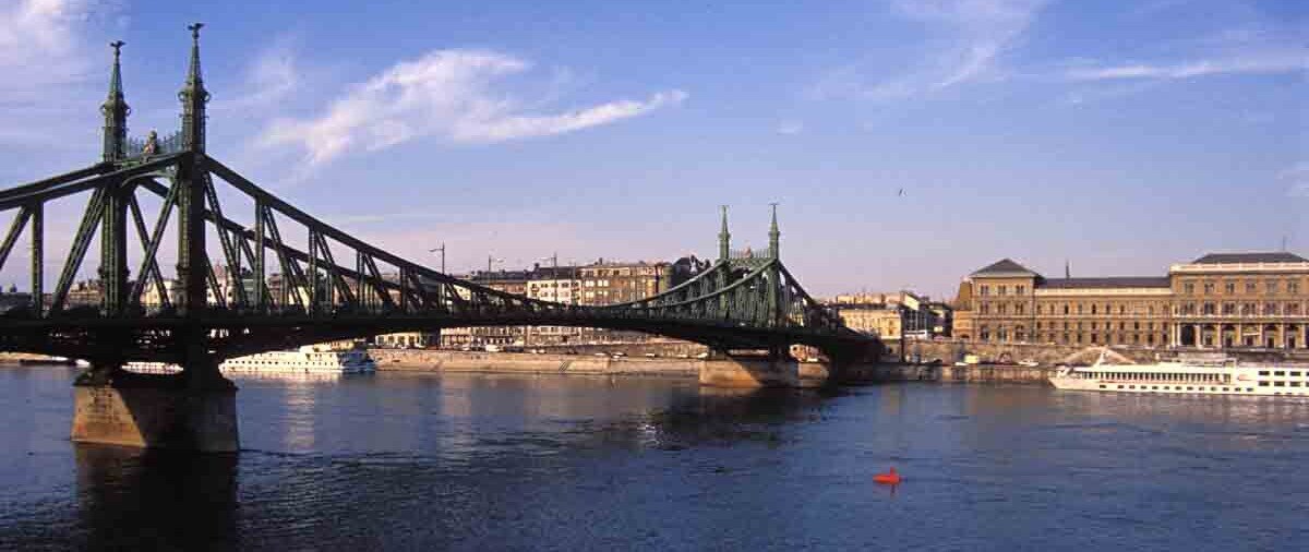 Antico ponte in ferro che attraversa il fiume di Budapest