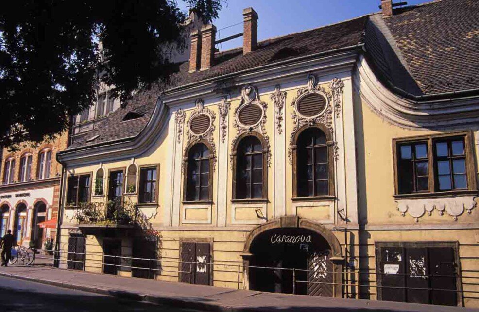 Edificio con grandi finestre, La Locanda della Croce Bianca a Budapest, un esempio di architettura storica.