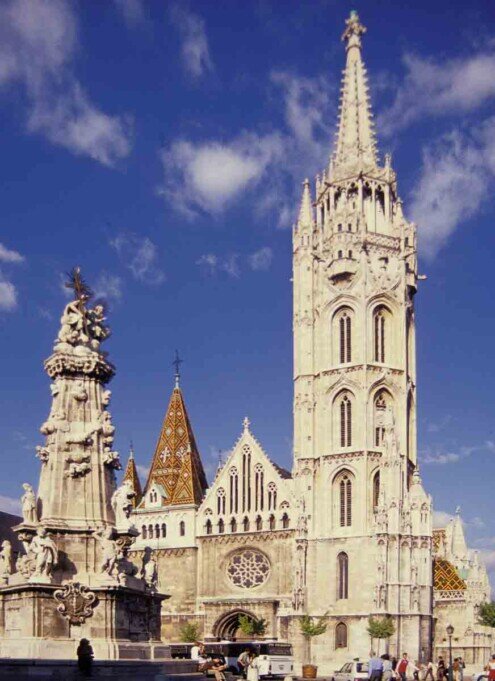 Edificio bianco di grandi dimensioni, in stile neogotico della Chiesa di Matyas, nota per la sua bellezza architettonica.