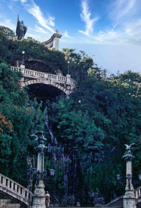 Monumento a Gellert che dall'alto di una collina benedice la città con una croce alzata.