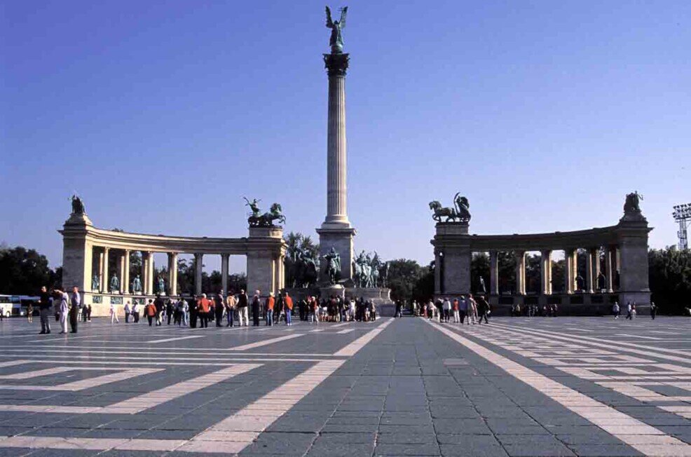 Monumento alla Liberazione a Budapest, con visitatori che ammirano la storica piazza degli Eroi.