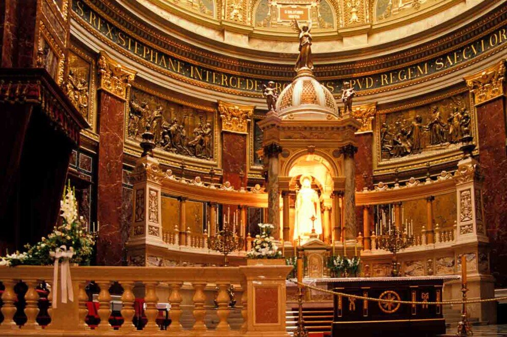  L'altare della Basilica di Santo Stefano, simbolo di devozione, incarna la bellezza e la sacralità del luogo.