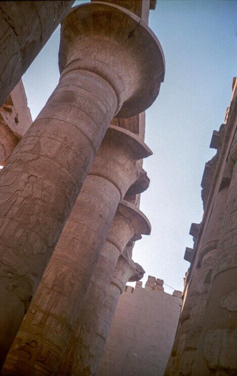 particolari di alcune delle colonne di Karnak-tempio dedicato al dio Amon.