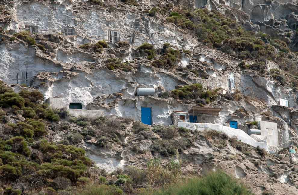 A Cala del Porto una roccia scoscesa ospita numerose grotte utilizzate dagli abitanti come soggiorno di vacanze estive.