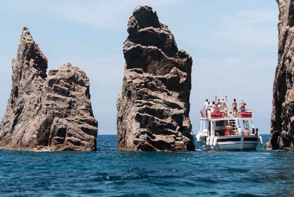 Due faraglioni separati dalla costa a strapiombo si ergono dal mare uno vicino all'altro come due sorelle da cui prendono il nome.