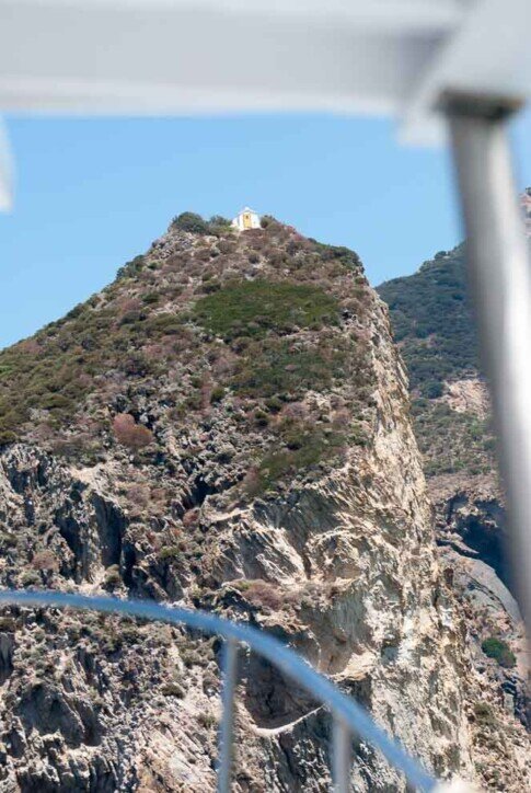 In cima ad un grande faraglione dell'isola di Palmarola è stata costruita una cappella in onore di San Silverio che qui fu esiliato.