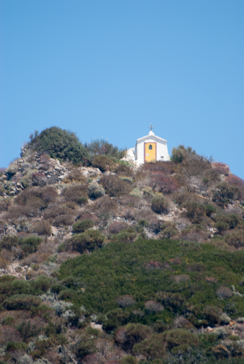 Foto ravvicinata della cappella di San Silverio in cima ad un faraglione sull'isola di Palmarola.