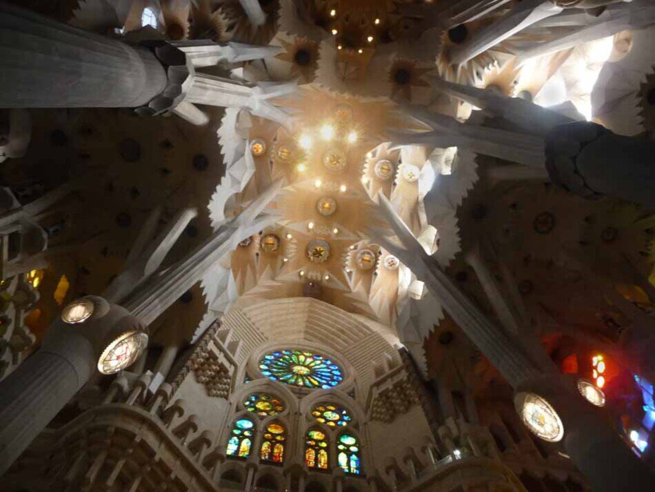 La Sagrada Familia ha imponenti pilastri e enormi vetrate