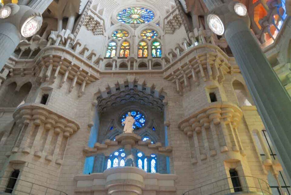 Anche l'interno della Sagrada Familia è fortemente caratterizzato dallo stile personale di Gaudí e ispirato alla natura 