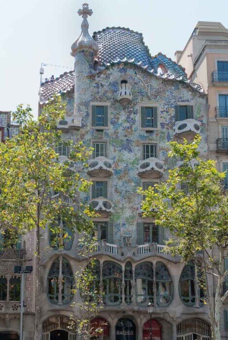 Casa Batlló è uno dei due grandi edifici disegnati da Antoni Gaudí su Passeig de Gràcia 