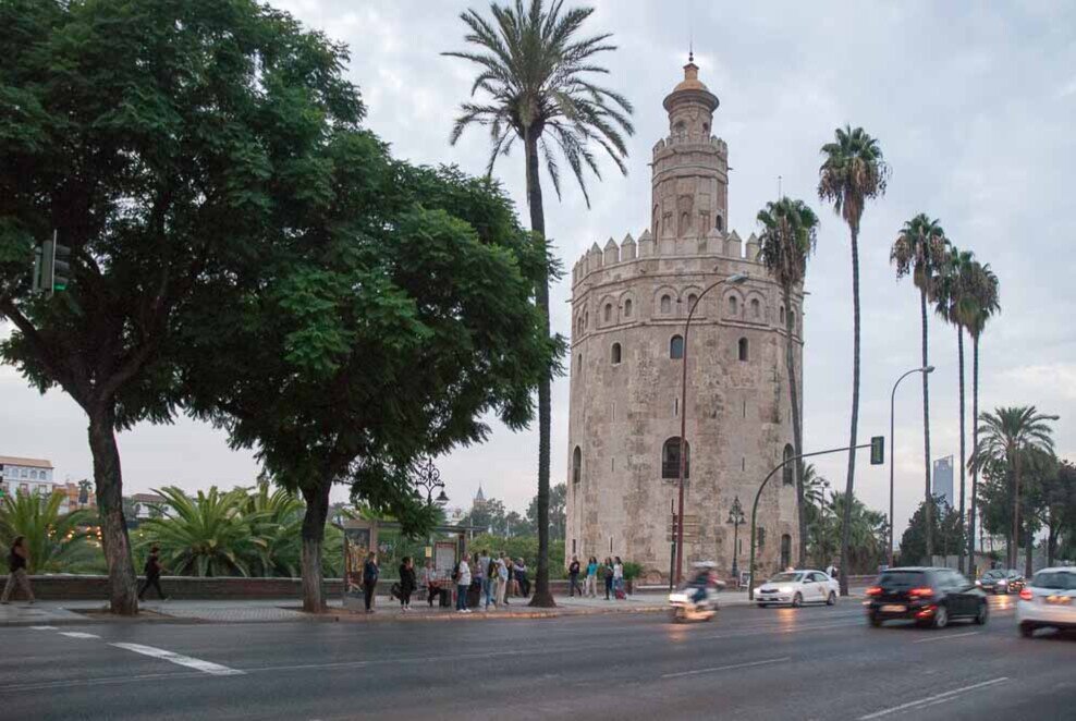 La Torre dell'Oro è una torre di controllo militare che si erge sul lungo fiume di Siviglia.