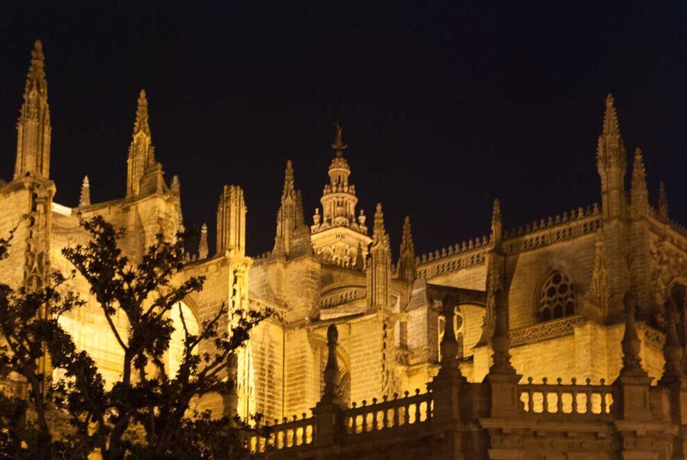 Notturno della facciata della Cattedrale di Siviglia