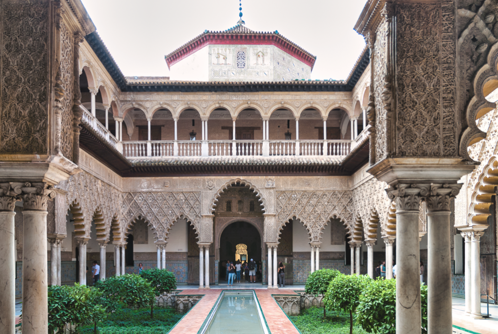 Patio de las doncellas con ampio cortile e stretta piscina per le abluzioni