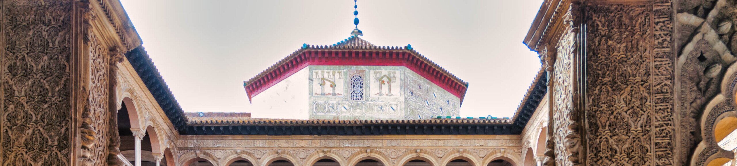 Cupola sul tetto di un edificio moresco con decorazioni arabe