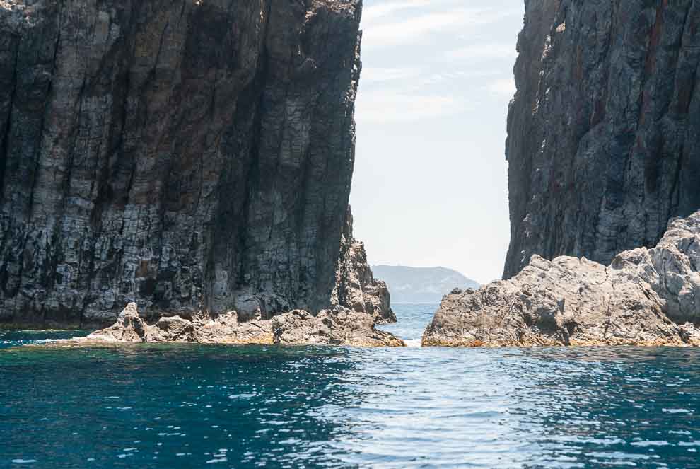 Una grande formazione rocciosa nell'acqua.-Isola di Palmarola.