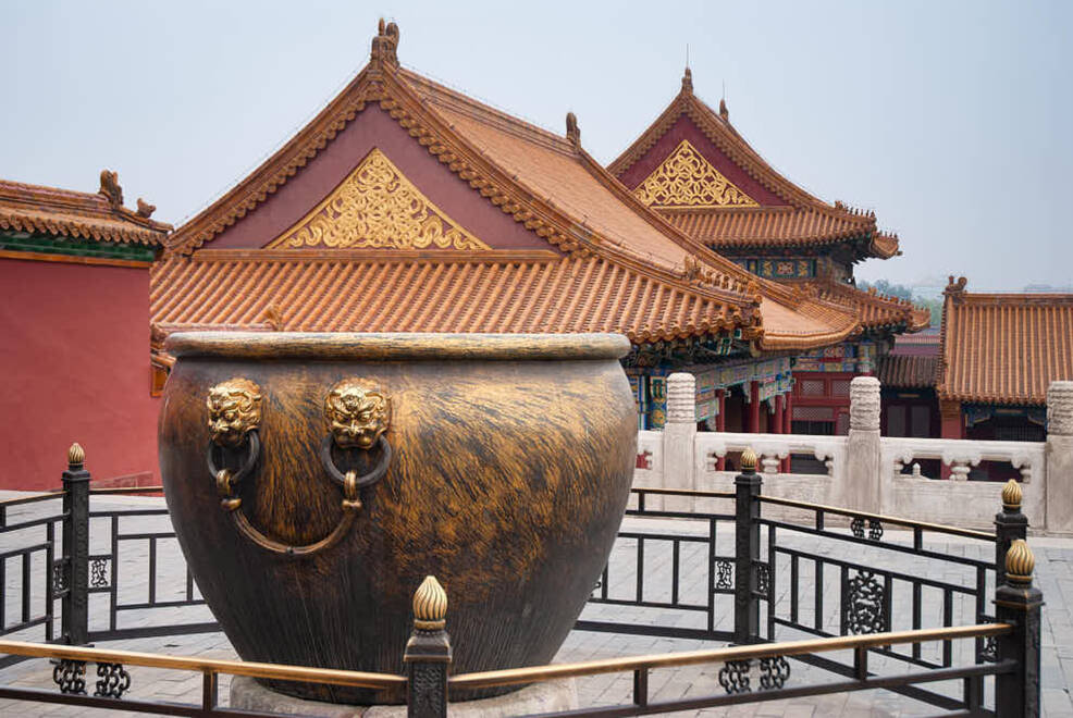 una grande giara di rame con altorilievi nella Citta proibita di Pechino