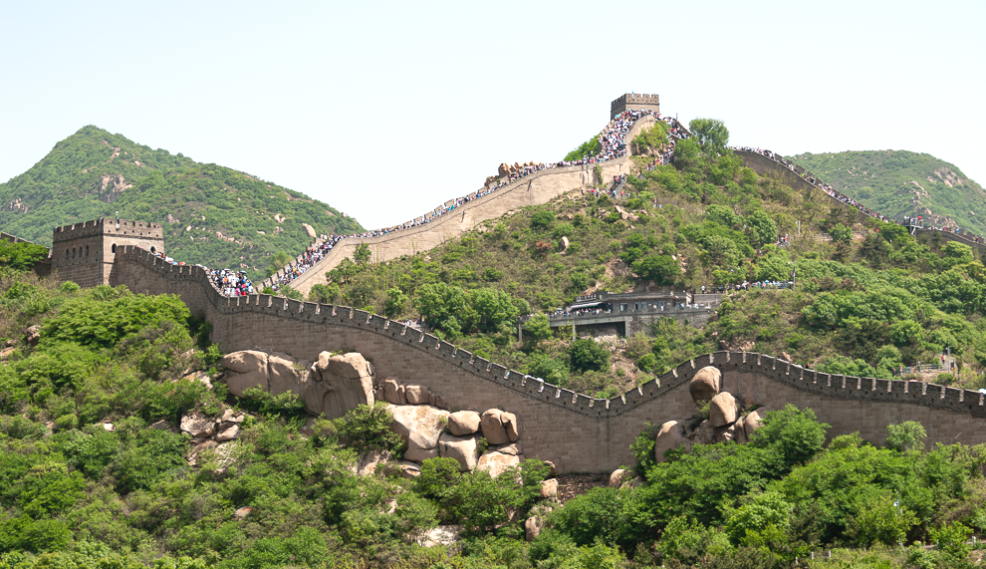 Paesaggio selvaggio di piante e pietre su una collina che circonda la grande muraglia a Badaling.