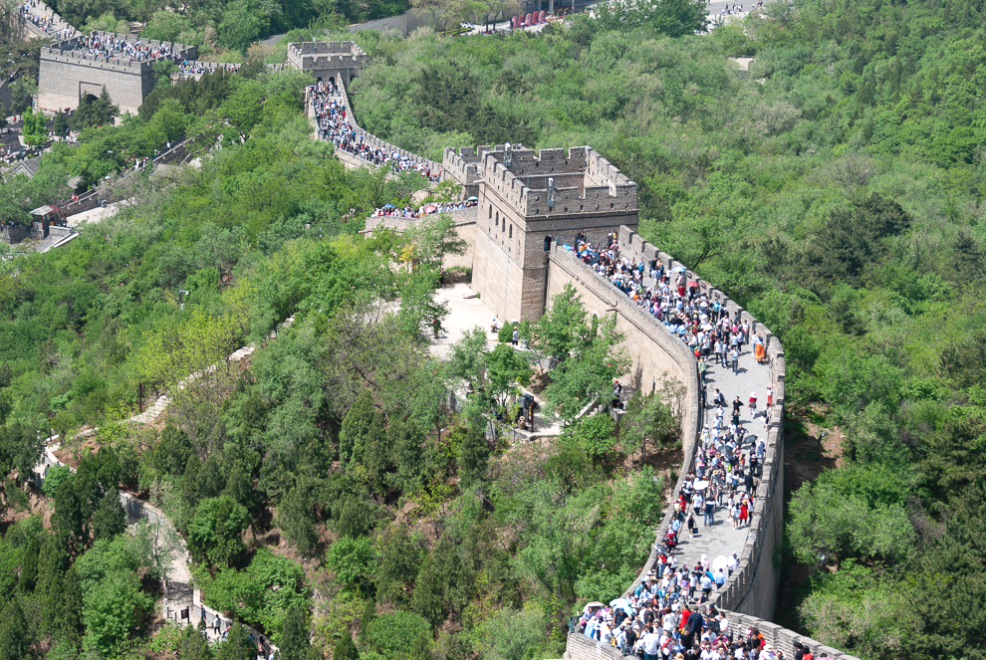 Una muraglia a forma di seprentina vista dall'alto a Badaling in Cina.