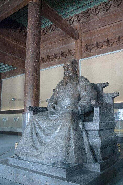 Una grossa statua in marmo di un imperatore nelle tombe Ming di Changling.