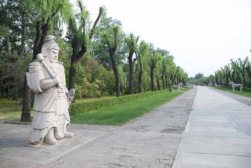 Statua di in marmo bianco sulla via sacra di Changling.