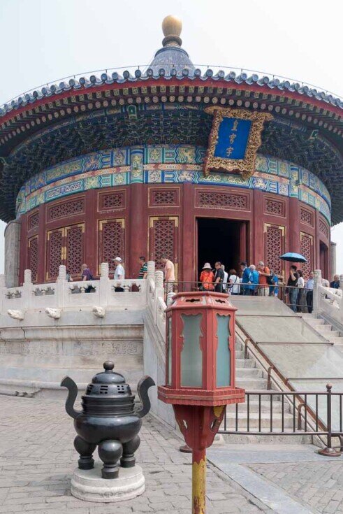 Un incensiere di bronzo, una lanterna, e una scalinata che porta al tempio del Cielo.