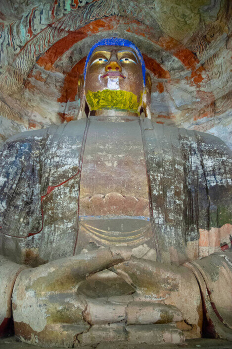 Statua colorata alta 17 metri del Buddha con dita delle mani incrociate