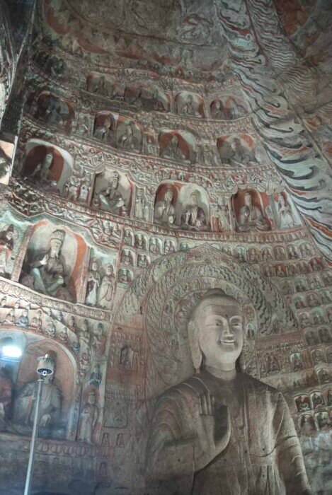 Buddha all'interno della grotta con la mano destra alzata in segno di rassicurazione.