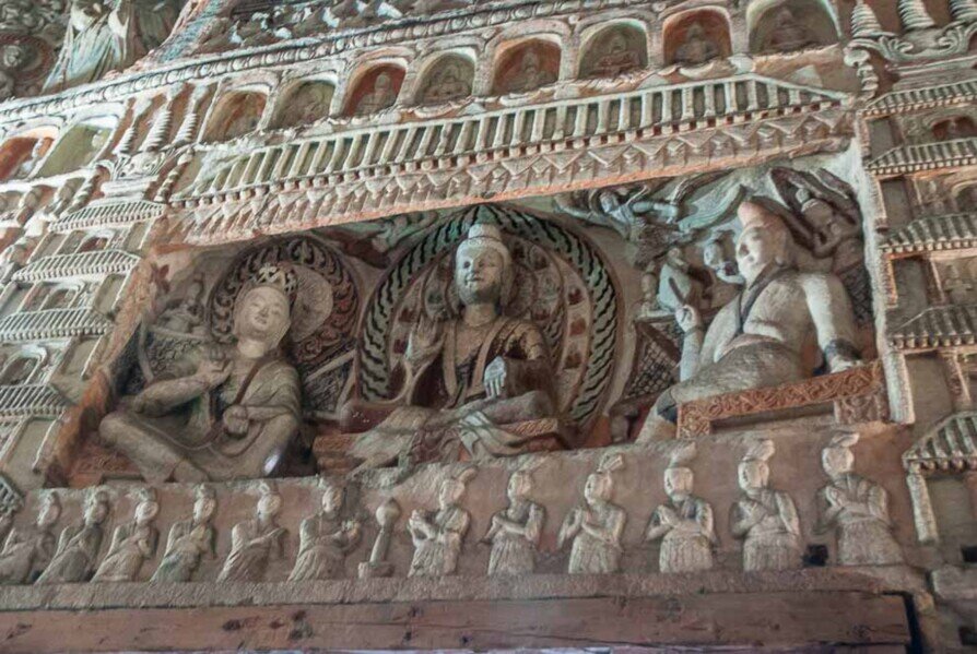 Particolare della grotta 6, Siddharta in compagnia di Vimalakirti e del Bodhisattva Manjusri in una nicchia della parete meridionale.