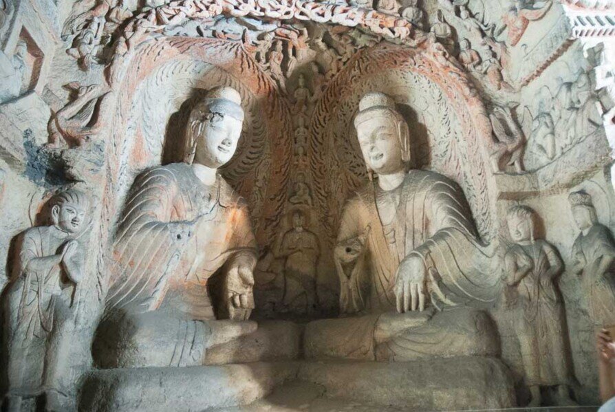 Due buddha scolpiti nella roccia 