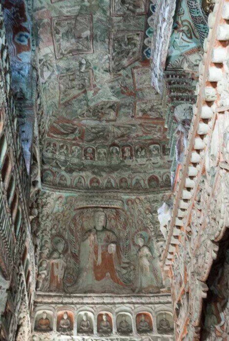 Il soffitto decorato con piante e tante statue del Buddha e del bodhisattva.