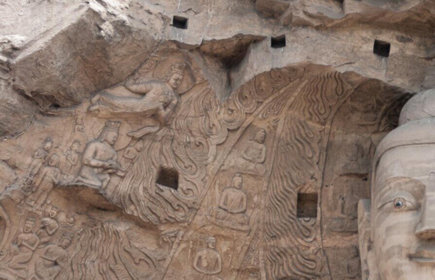 Nella grotta di Yungang si evidenzia una figura femminile con le ali dietro al Buddha.