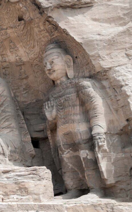 una statua di un Bodhisattva che attende la illuminazione nella grotta di Yungang.