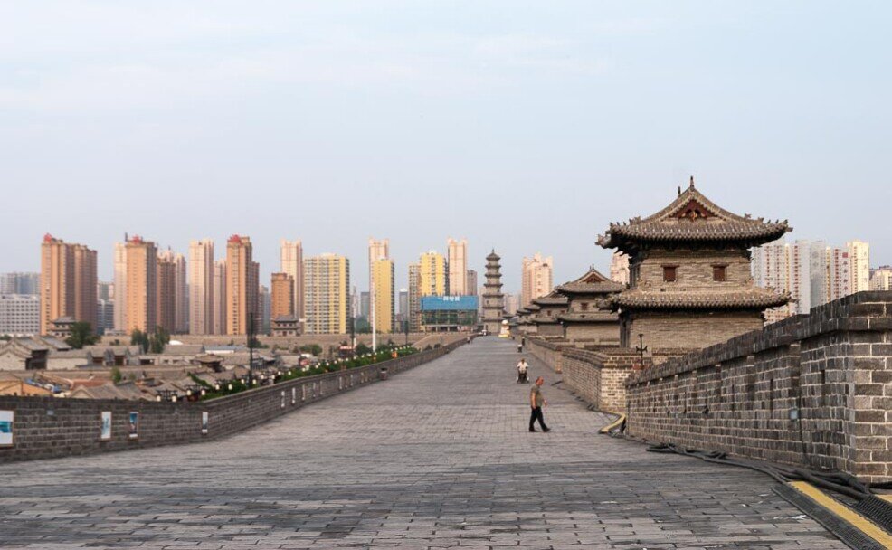 Le mura della città vecchia di Datong con sullo sfondo una pagoda e ai lati innumerevoli grattacieli della città moderna.