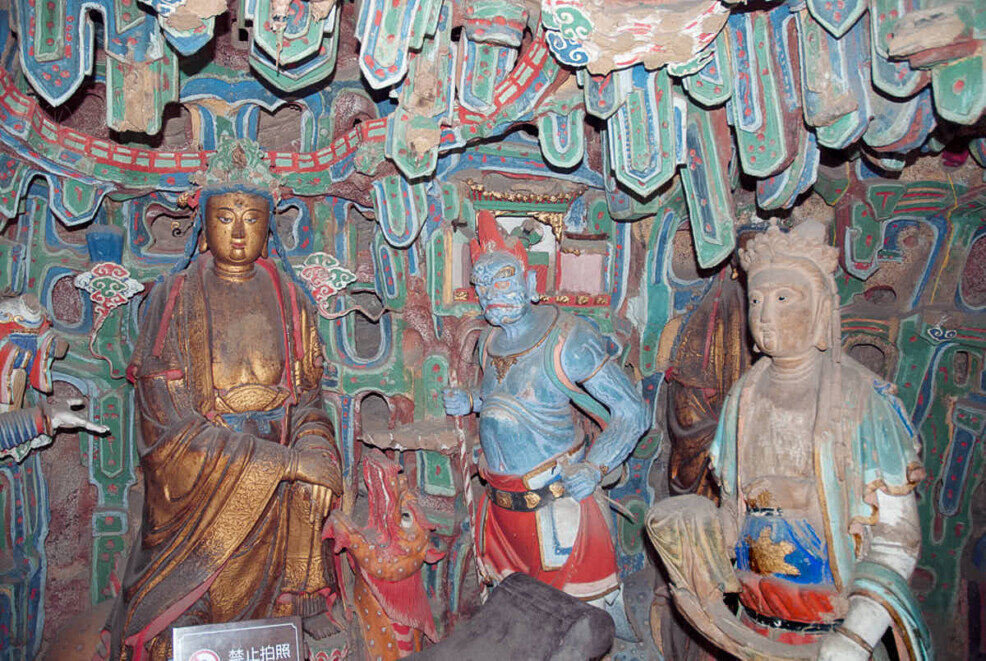 Tempio sospeso tre figure scolpite e colorate di Buddha Confucio e Laozi