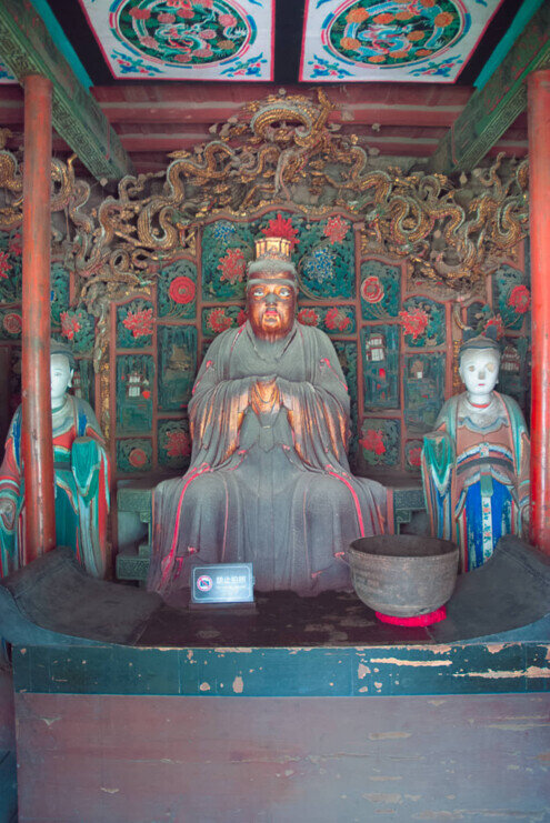 Tre sculture colorate taoiste con la centrale alta 2 metri