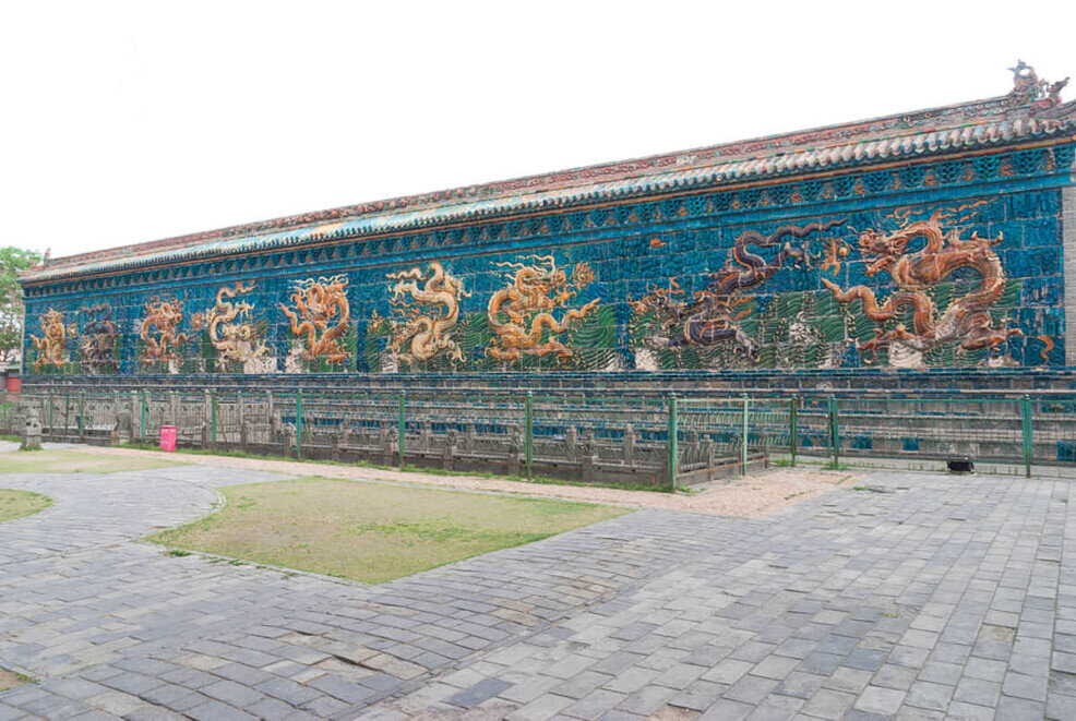A Datong è stato eretto un lunghissimo muro alto tre metri e mezzo con raffigurati 9 draghi arancioni su sfondo verde e blu