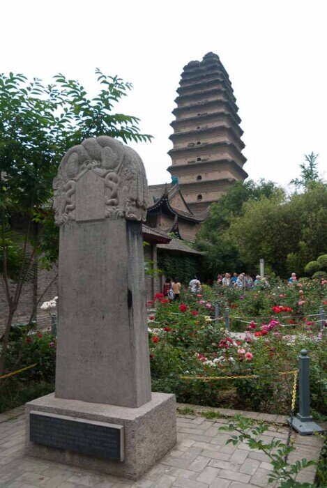 Una lapide e la Pagoda di 15 piani a Xi'an.