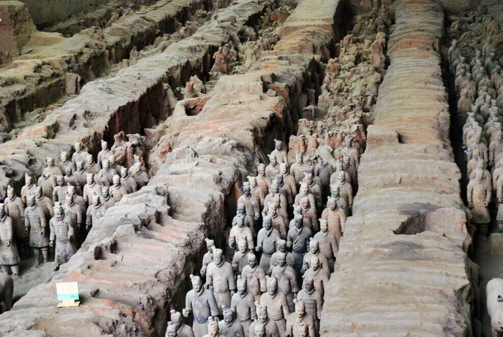 Statue dell'esercito di terracotta di Xi'an disposte in una grande stanza.