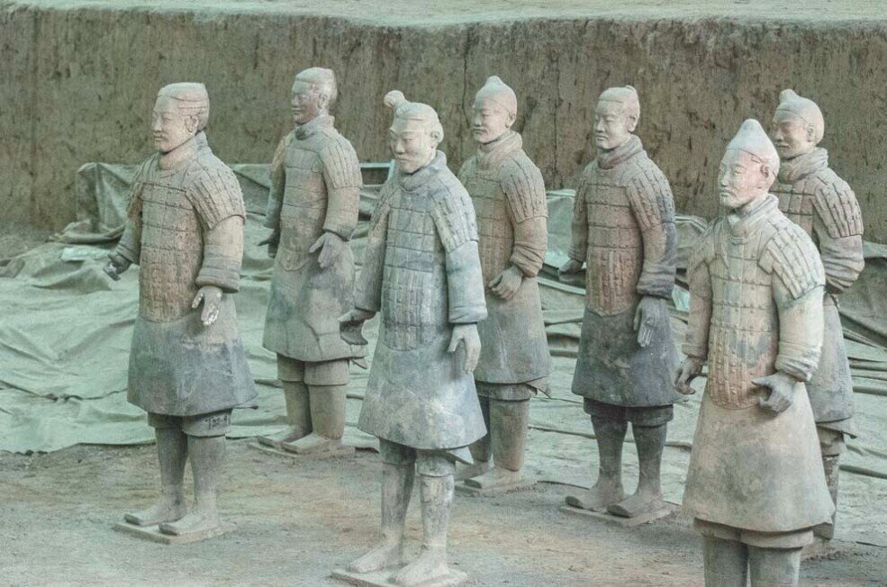 7 statue in piedi con visi ed espressioni facciali diverse dell'esercito di terracotta di Xi'an.