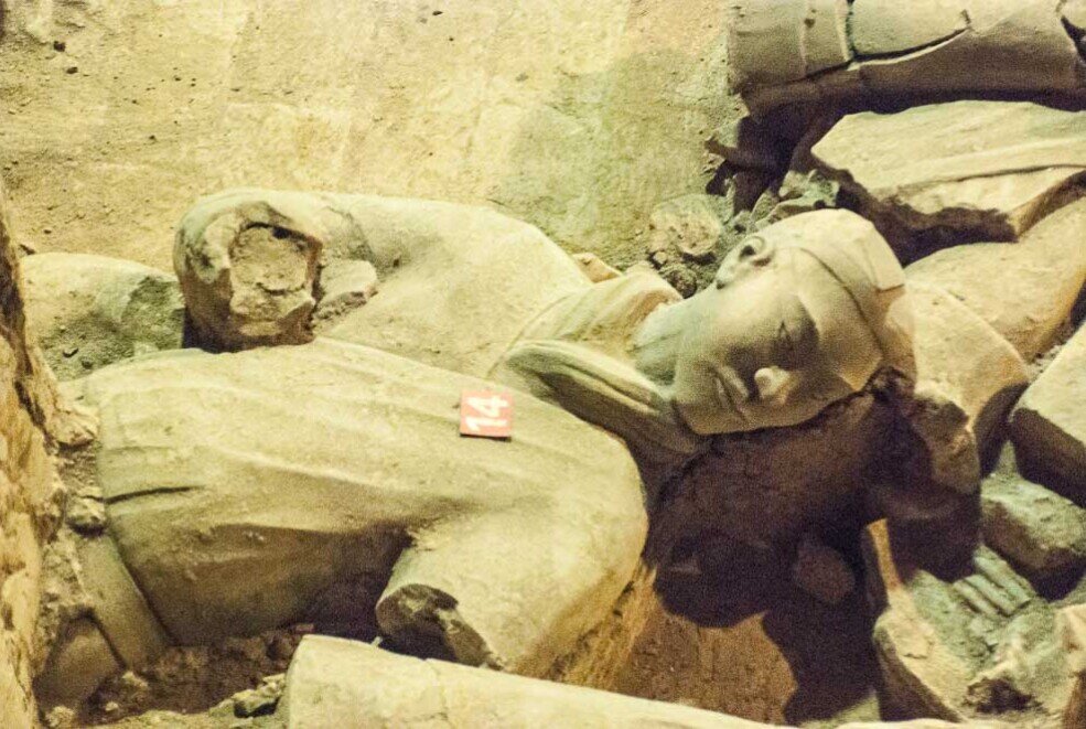 Statua parzialmente a pezzi nella necropoli a Xi'an.