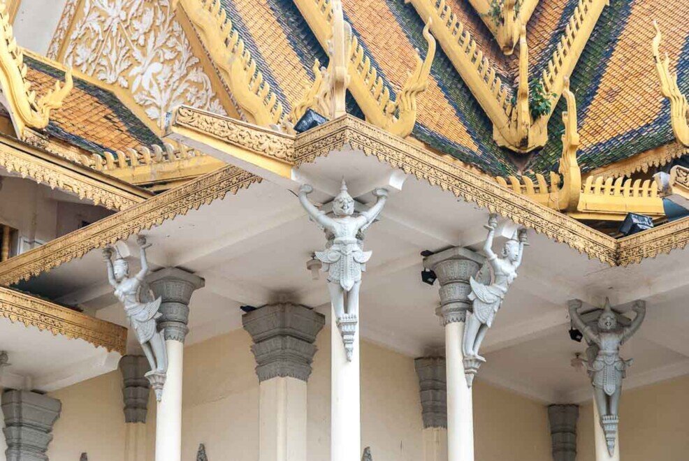 Sculture di celesti volanti sulla facciata del Palazzo Reale in Cambogia