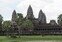 lqe quattro torri di Angkor svettano in mezzo al verde con alberi e prato verde