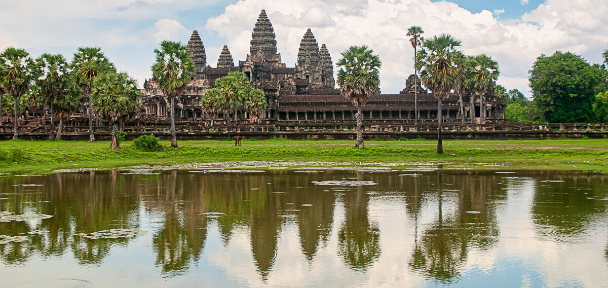 Tempio Cambogiano che si riflette sull'acqua