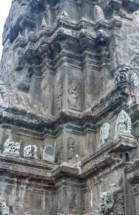 Particolari della torre centrale dove sono ben visibili le apsara e statue venerative che la decorano