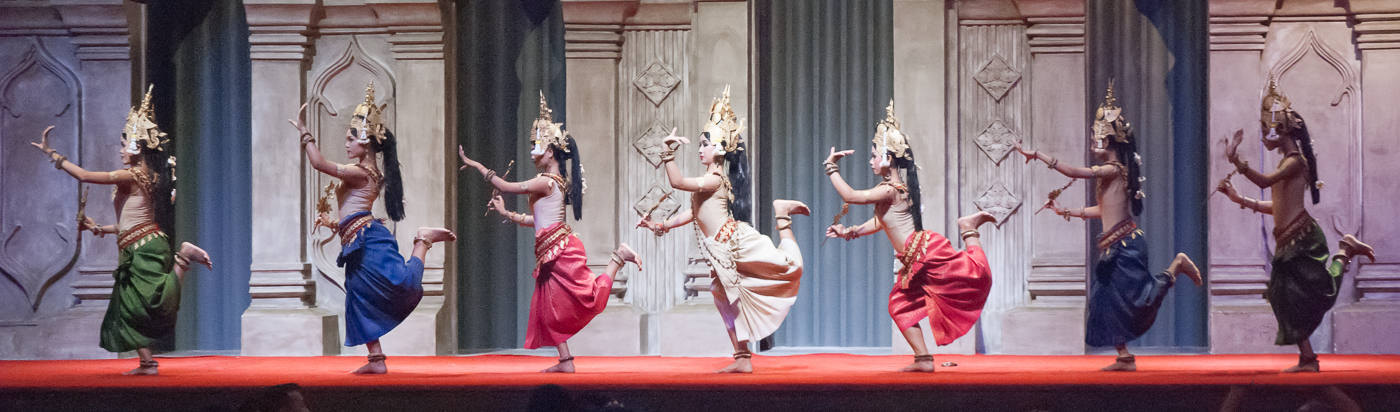 Ballerine eseguono danze apsara cambogiane sul palco 