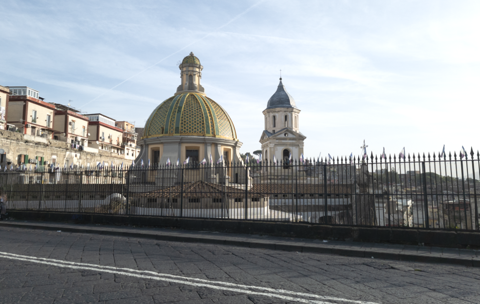 Da un ponte è visibile la cupola della chiesa del quartiere sanità.